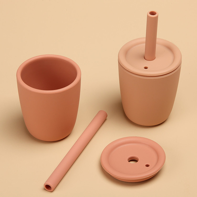 Food Grade BPA Free Baby Training Silikonowy kubek słomkowy z pokrywką Sippy
