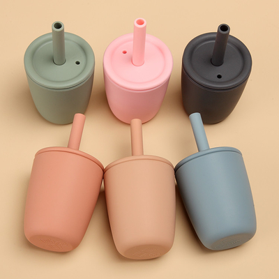 Food Grade BPA Free Baby Training Silikonowy kubek słomkowy z pokrywką Sippy